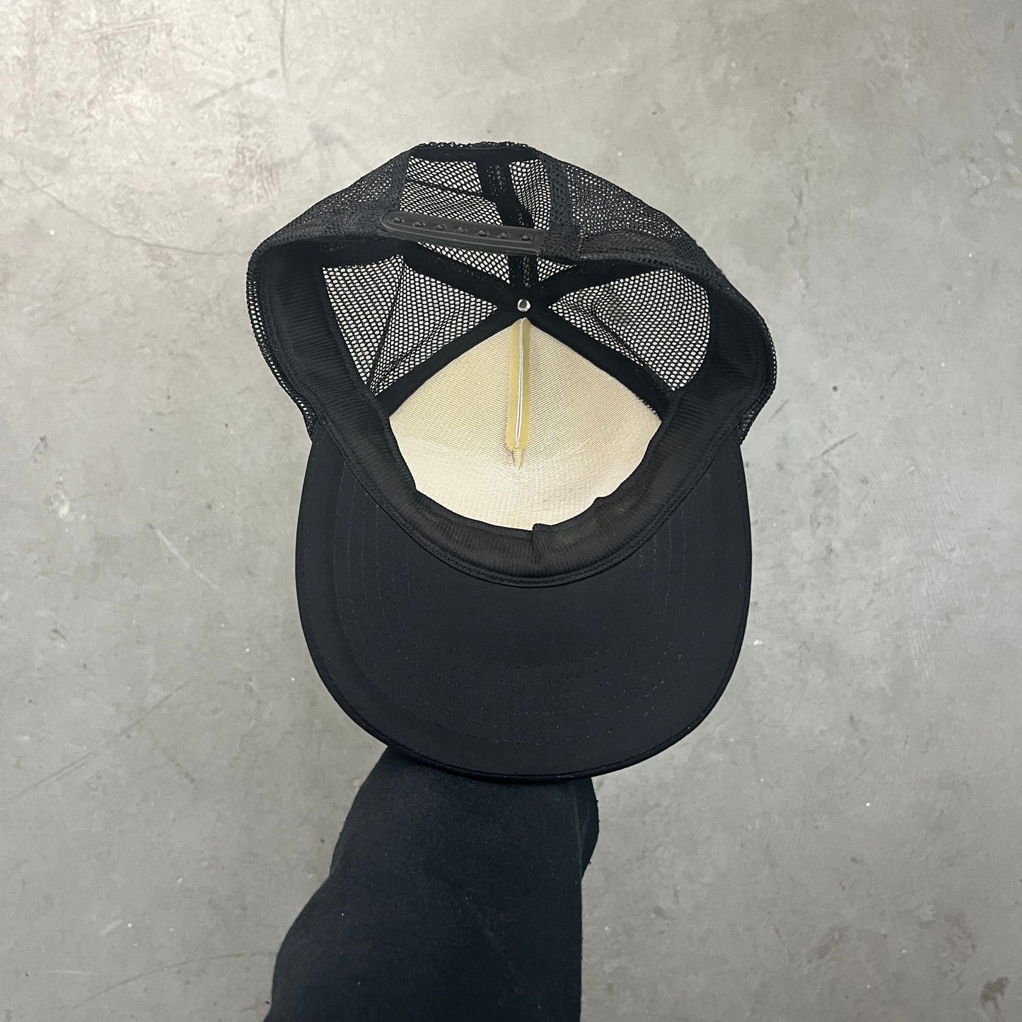 COMMODORE MESH CAP