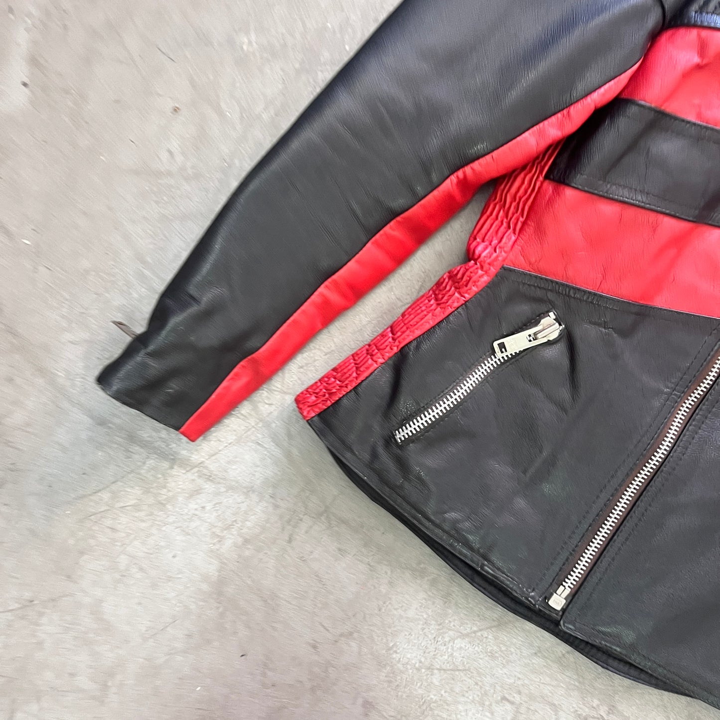 LEATHER BLK//RED JACKET W/ HARLEY PATCH [S]