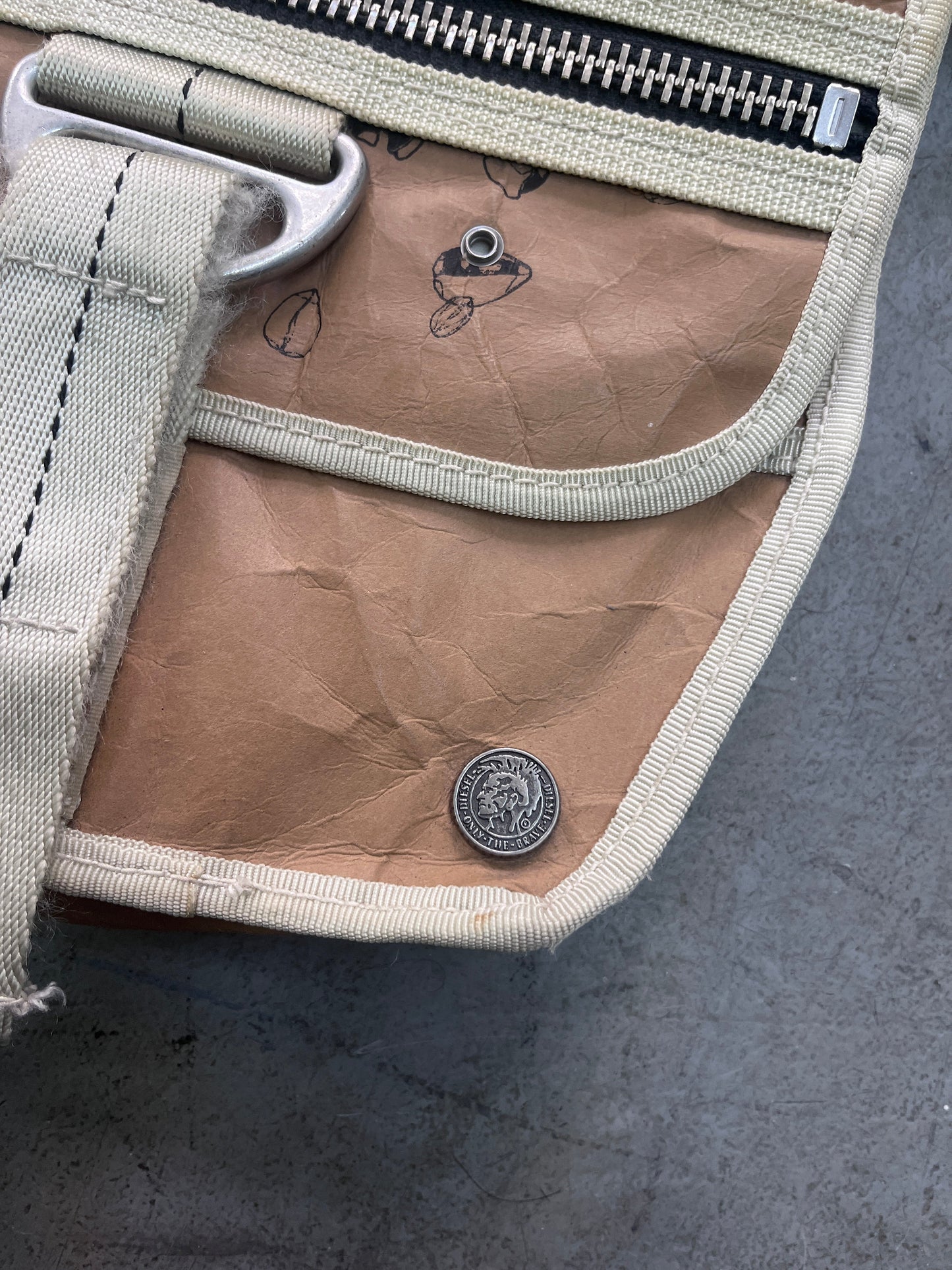 DIESEL FLY WHEEL CROSSBODY BAG