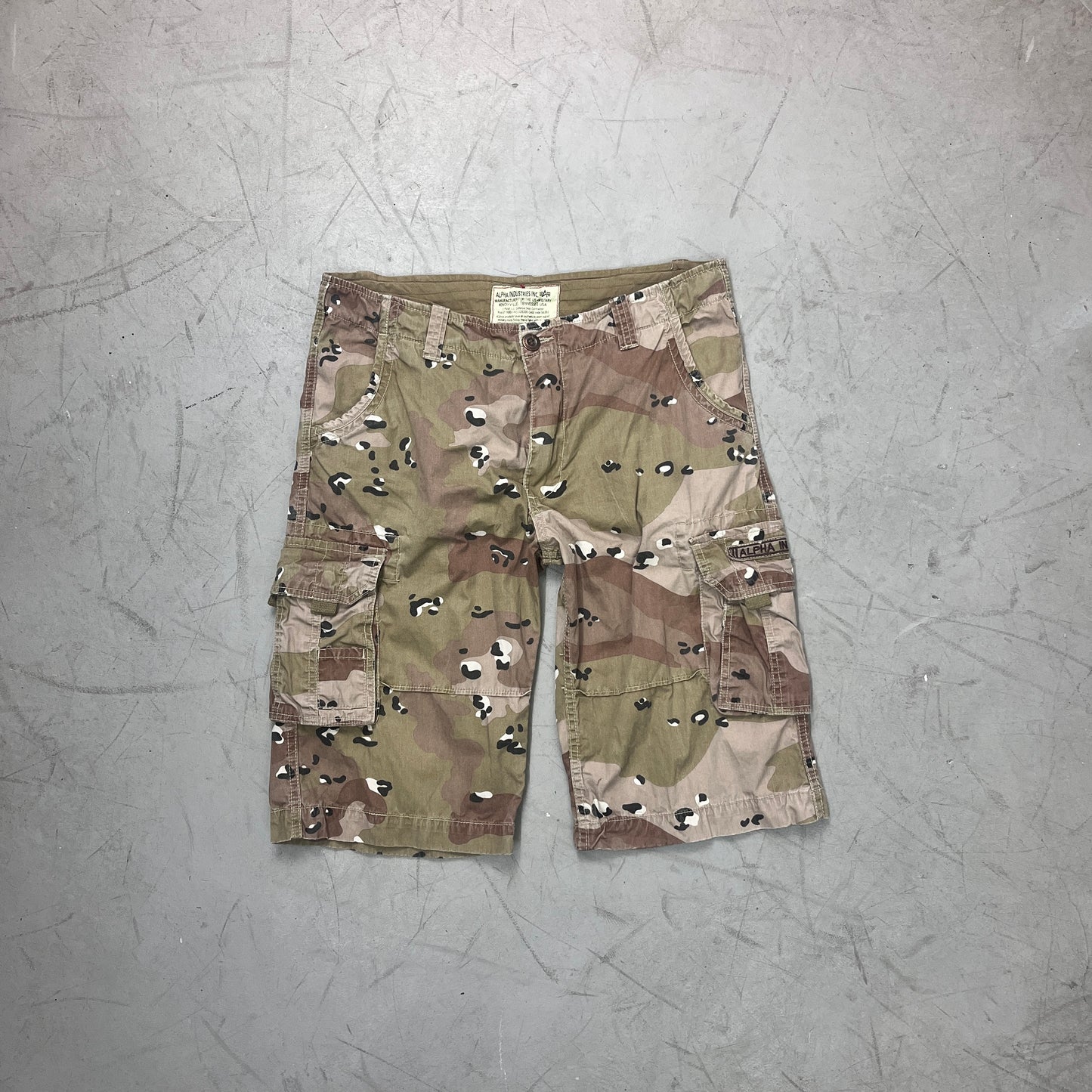 ALPHA INDUSTRIES CAMO SHORTS [36W]