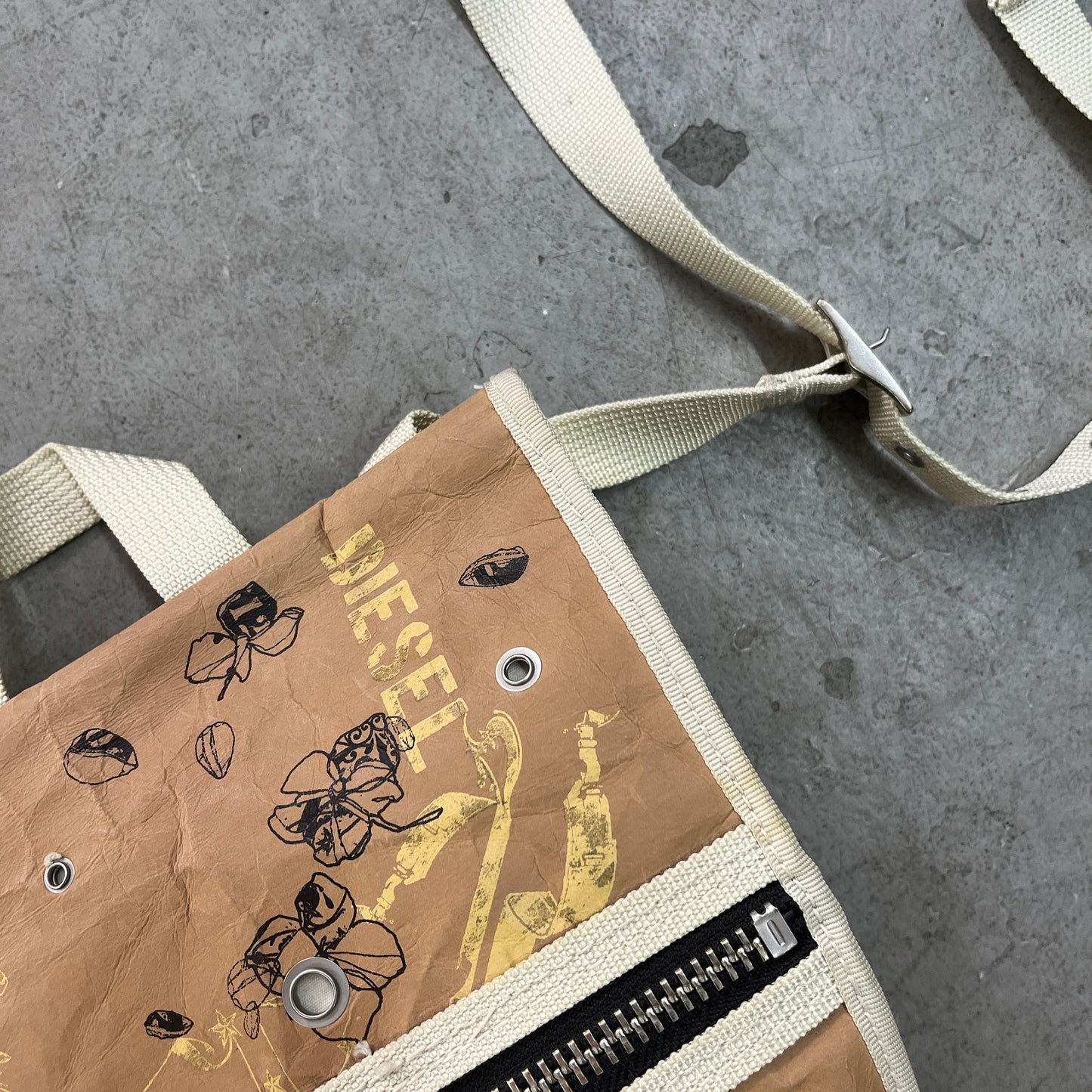 DIESEL FLY WHEEL PAPER CROSSBODY Y2K
