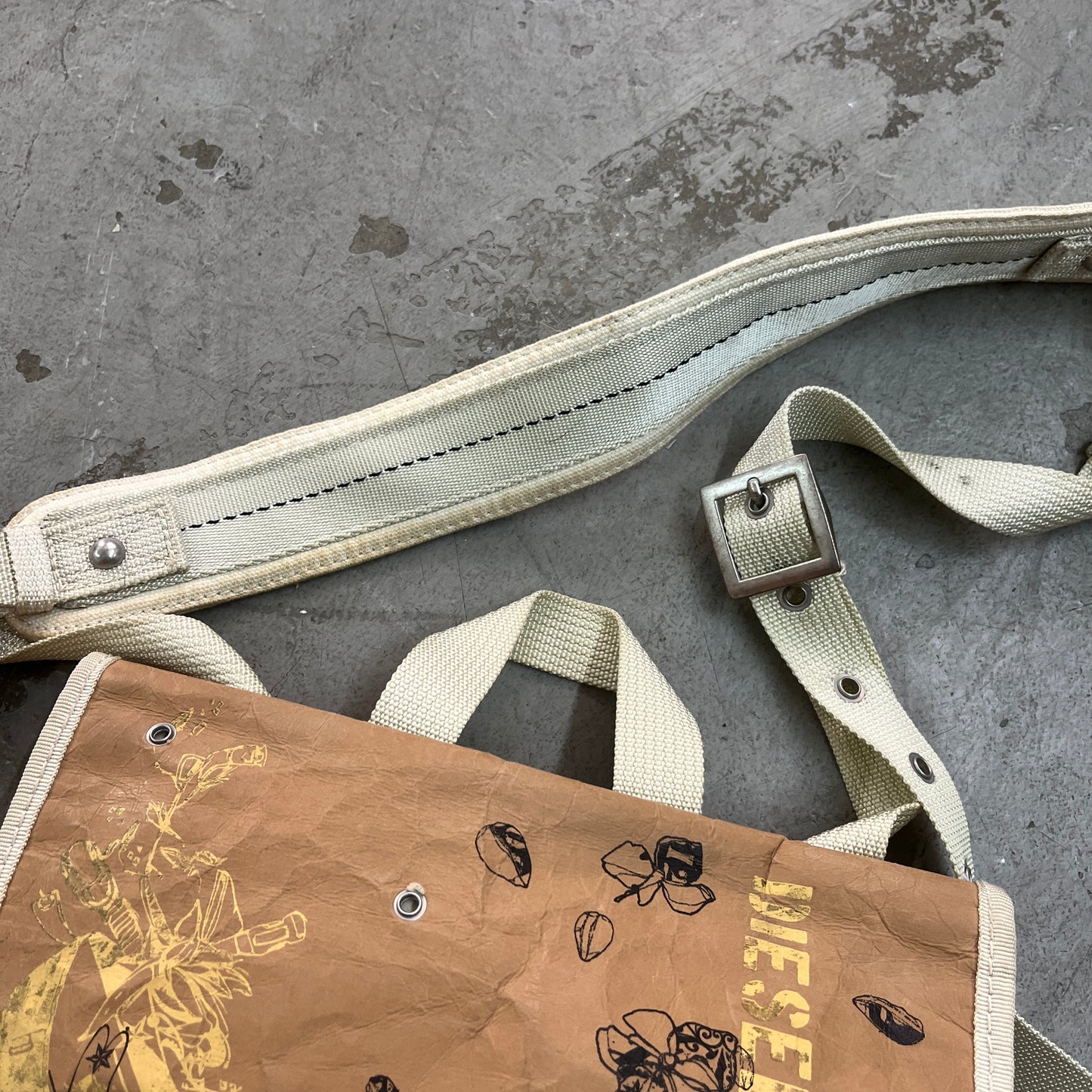 DIESEL FLY WHEEL PAPER CROSSBODY Y2K