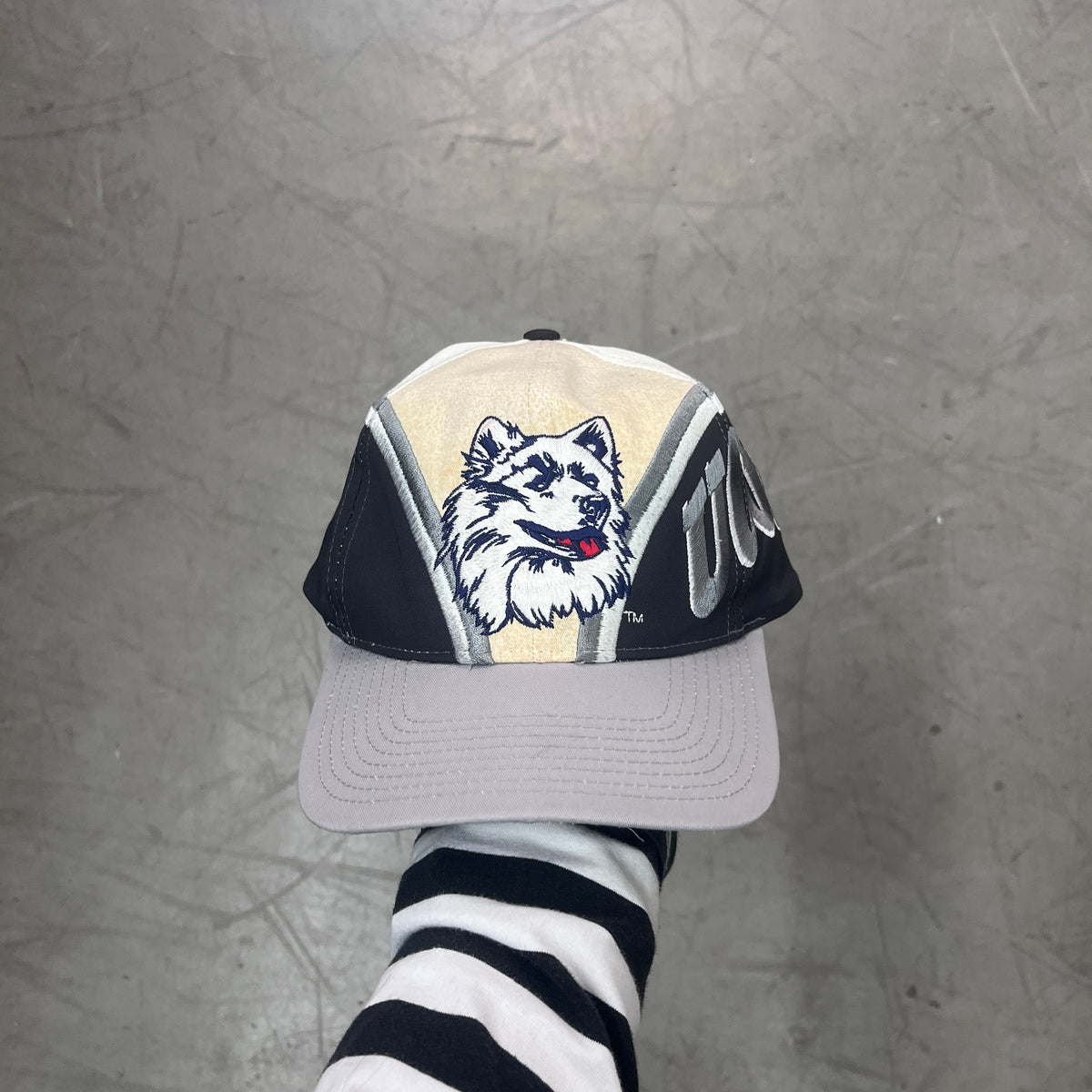 UCONN HUSKIES TWINS ENTERPIRSE 90s