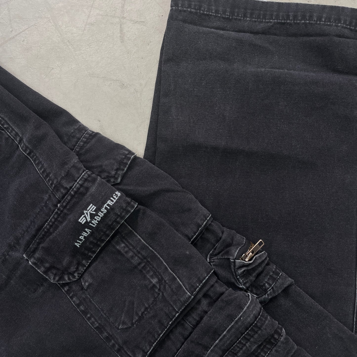 ALPHA INDUSTRIES CARGO PANTS BLK [36]