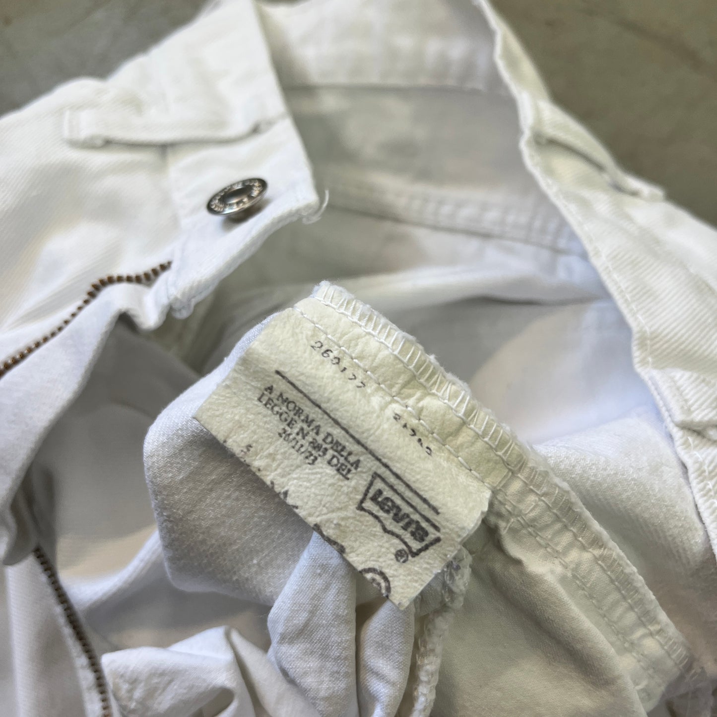 LEVIS WHITE DENIM EARLY 80s FLARES [W28 L33]