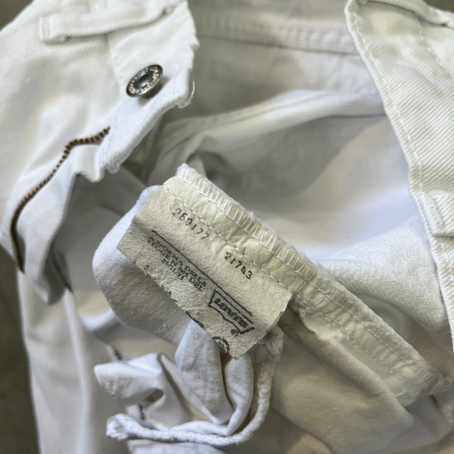LEVIS WHITE DENIM EARLY 80s FLARES [W28 L33]